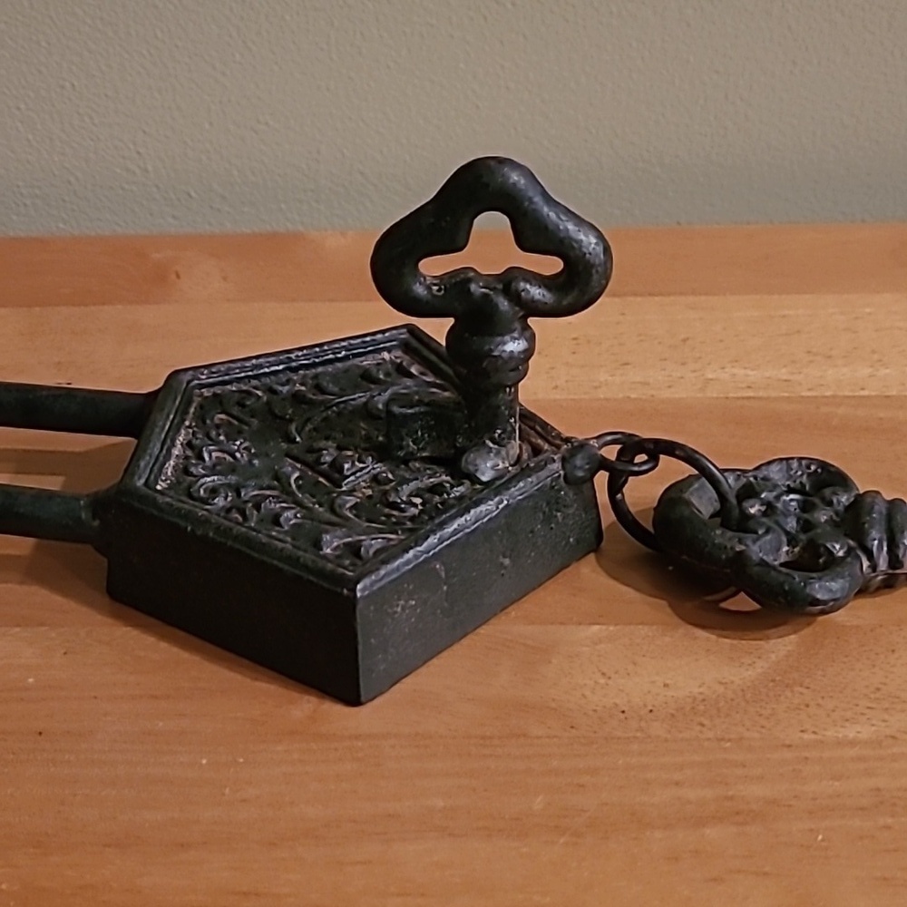 DECORATIVE Antique Style Heavy Cast Iron Hook with Hanging Key - Picture 11 of 15
